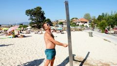 Un usuario, en una playa de Baiona cuyas duchas fueron suprimidas hace tres aos por la sequa