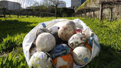 Algunos de los balones perdidos tras el muro de Santa Clara que atesoraban las monjas