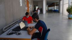Alumnos trabajando en los espacios comunes de la Facultad de Ciencias de la Educaci�n en Pontevedra