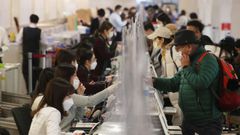 Ciudadanos surcoreanos en el aeropuerto de Se�l