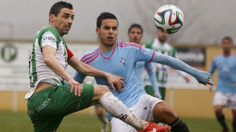 Edy, que pelea por un bal�n, marc� el 2-1 definitivo del Somozas-Celta B
