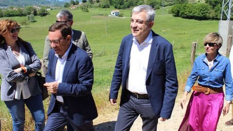 Garicano y Juan V�zquez visitan una ganader�a en Siero