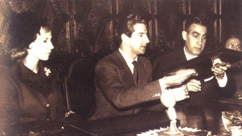 Cayetana Fitz-James Stuart y su marido, Luis Martínez de Irujo, recibieron el título de adoptivos de Monforte de manos del alcalde Guillermo Fernández