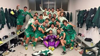 Euforia en el vestuario visitante tras la victoria del Racing en Tenerife. 