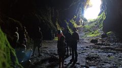 Una visita guiada a la Cova das Choias, en una imagen de archivo