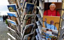 Dos postales de Benedicto y Francisco, ayer en Castel Gandolfo.