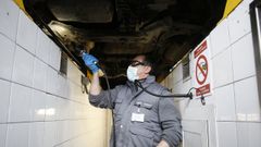 Un t�cnico de la ITV revisando los bajos de un veh�culo