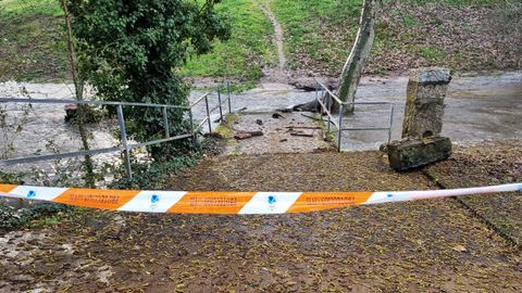 �rea recreativa de Os Carr�s, con la crecida del r�o Barba�ica en Barbad�s.