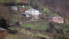 En la aldea de Freixs hay cuatro habitantes nuevos; una familia se ha mudado desde Lugo junto con sus dos hijos