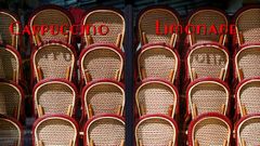 Sillas de terraza guardadas en una cafeter�a parisina