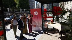 Luis Menor, durante su visita al AJE Box, enfrente de la Subdelegaci�n del Gobierno de Ourense