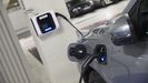 Coche el�ctrico cargando en un aparcamiento
