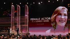 El momento en el que Seth Rogen recoge el premio p�stumo a Catherine O'Hara con una gran foto de la actriz en el escenario