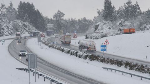 Nieve en la A-6 a us paso por Aranga