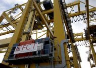 En la fotograf�a, vista parcial de una de las grandes gr�as para contenedores de FCT. 