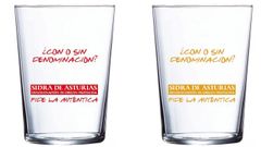 Dos de los vasos de sidra de colores dise�ados por el consejo regulador de la denominaci�n 