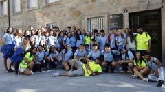Los jvenes hijos y nietos de emigrantes gallegos que participan en el programa Conecta con Galicia no Camio en la residencia de Florentino Cuevillas.