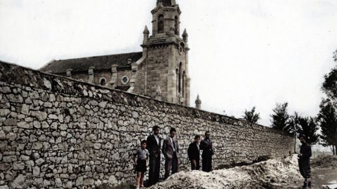 Oviedo, Revolucin de octubre de 1934. En la imagen podemos ver una fosa comn pegada al muro del cementerio de San Pedro de los Arcos, lugar que hoy ocupa el patio de un colegio. En ella aparecieron los cuerpos de varios revolucionarios, entre ellos el de Ada de la Fuente Penaos