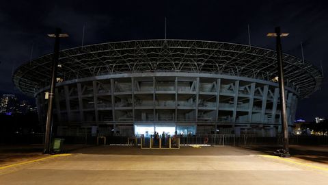 Vista del estadio Gelora Bung Karno de Yakarta durante el apagado de luces