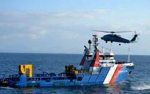 En la foto, llegada del helic�tero a la embarcaci�n sospechosa. 