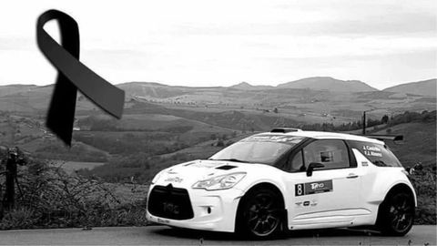 Imagen del coche en el que compet�an los dos fallecidos con un lazo negro que ha inundado las redes sociales.