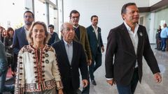 El candidato presidencial Luis Marques Mendes (centro) acompa�ado por su esposa Sofia Marques Mendes (segunda por la derecha), el presidente del PSD Luis Montenegro (primero por la derecha) y el representante nacional Rui Moreira (tercero por la derecha) asisten a un almuerzo con seguidores en Batalha, Portugal, el 4 de enero del 2026.