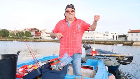 Manolo Romero sigue saliendo al mar a por chocos y calamar a bordo de su lancha &laquo;Yolanda&raquo;