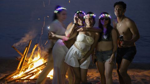 Un grupo de j�venes delante de una hoguera