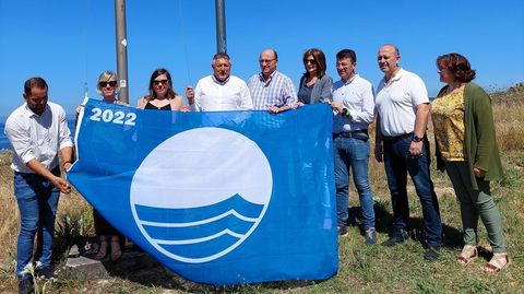 Izado de la bandera azul de Foxos, una de las 17 que tiene Sanxenxo este verano