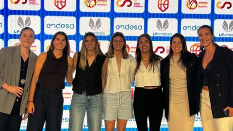 Zoe, segunda por la izquierda, durante la presentacin de la temporada.