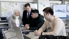 Eugenia Coronado, de la Fundaci�n Naturgy, Rom�n Rodr�guez, conselleiro de Educaci�n, y dos alumnos del CIFP Polit�cnico de Conxo