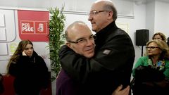 V�zquez Barquero saluda al alcalde ourensano tras conocer que fue el vencedor de las primarias del PSOE en Ourense