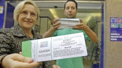 La Asociaci�n Galega para a Axuda dos Enfermos de Alzheimer (Agadea) hac�a participaciones de cinco euros, pero hace ya un par de a�os que se limitan a vender d�cimos enteros con un donativo para la entidad. carmela queijeiro