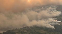 Un frente de varios cientos de metros avanza sin control hacia la aldea de Vilamor (Folgoso do Courel), en una fotografa de las siete y media de la tarde de este domingo