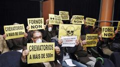 Una de las protestas vecinales en un pleno del a�o 2016 contra la instalaci�n de crematorios urbanos