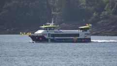 Uno de los barcos que transporta turistas a la isla de Ons este verano