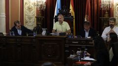 El alcalde (en el centro) y el interventor (a la derecha), en un pleno municipal de Ourense.