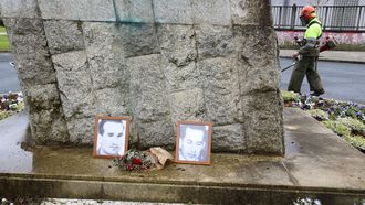 Fotograf�as de Daniel Niebla y Amador Rey, en el monolito homenaje en Ferrol