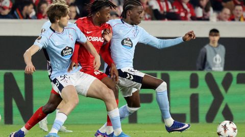 Fer L�pez e Ilaix Moriba pugnan por un bal�n con Manzanbi