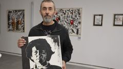 Mariano Casas Gil, en el CSC Maruxa e Coralia, junto al retrato que le hizo a su madre Pilar e incluy en la muestra Tarta Tatinta. En ella exhibe, asimismo, dos collages en formato grande, originales del lbum ilustrado Santiago para picheleiros, tres grabados a linleo y dibujos a rotulador, la mayor parte hechos in situ a pie de calle.