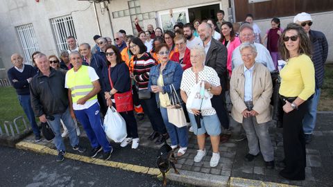 Personal y pacientes se concentraron delante del centro de salud de Ribeira