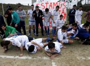 <span lang= es-es >El tercer tiempo</span>. Los jugadores del Monte Louro festejaron el ascenso a Segunda, que ya conoc�an desde el s�bado por la derrota del Coristanco. Al acabar el partido ante el Mux�a todo fueron risas y abrazos.