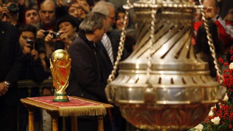 La Copa del Mundo de Ftbol, en la catedral de Santiago.