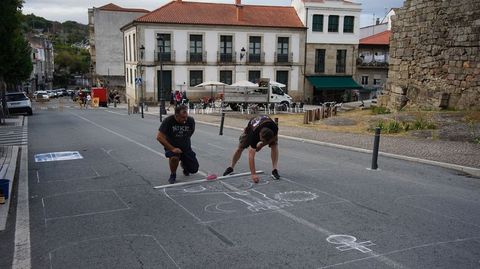 Preparacin de la alfombra floral del Portal de Ribadavia