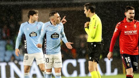 Iago Aspas dialoga con el colegiado del Celta-Osasuna, Munuera Montero, en presencia de Marcos Alonso.
