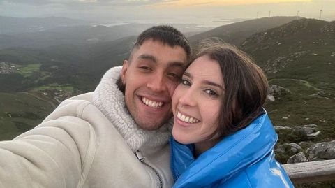Álex Manrique Carbia con su novia, Carmen Boado, en una imagen cedida por ella