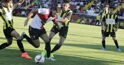 El Arousa se presenta esta tarde en el campo de los ourensanos instalado en lo m�s alto de la tabla tras su victoria en el derbi. 