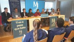 L�pez Couso (en el centro, con chaqueta roja) y miembros de su equipo, durante la presentaci�n