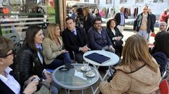 G�mez Besteiro, Sestayo y miembros de la lista del PSOE, esta ma�ana tomando un caf� en Recimil