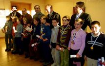 <span lang= gl >Ga�adores da primeira edici�n</span>. �O Nadal de Rai�, escrito por Roc�o Moreira Albela, do colexio de Bormoio (Agualada) foi o ga�ador da primeira edici�n do certame Contos de Nadal, celebrado no 2001. Aquel ano foron os alcaldes de Coristanco, Antonio Pensado, e de Malpica, Jos� Ram�n Varela, e o director de m�rketing de La Voz, Rafael Sanguino, os encargados de entregar os premios, en Bu�o.